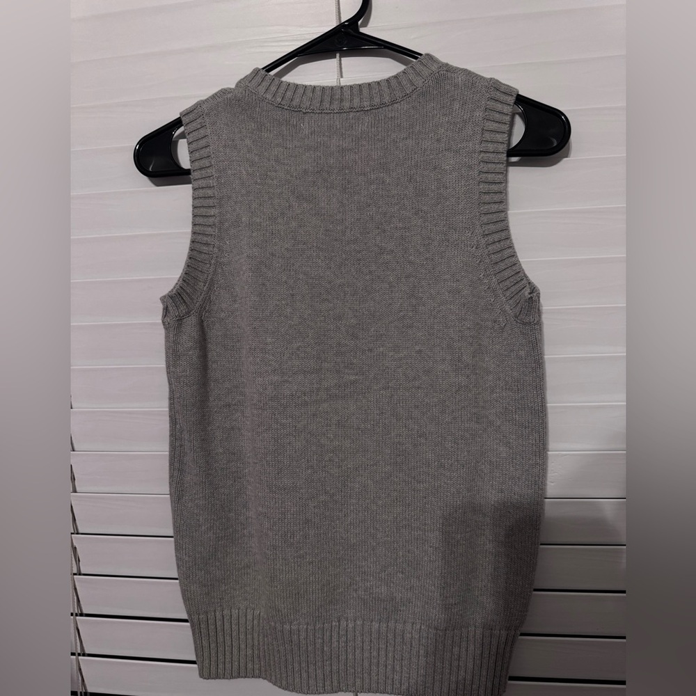 Elegant Women's Gray V-Neck Sweater Vest
5 - Picture 4 of 5